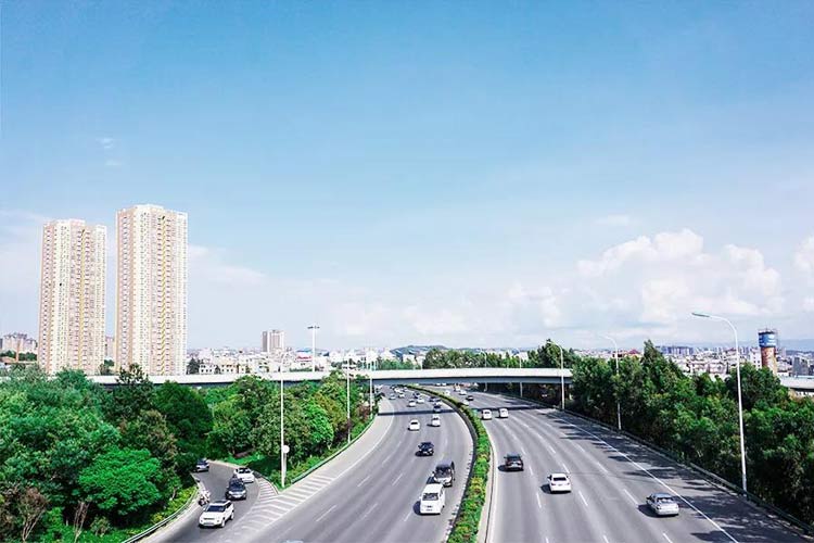 國內(nèi)首臺(tái)履帶移動(dòng)制砂機(jī)施工現(xiàn)場